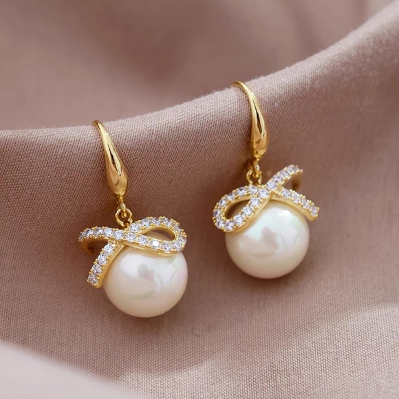 Jewelry - French pearl + golden bow earrings